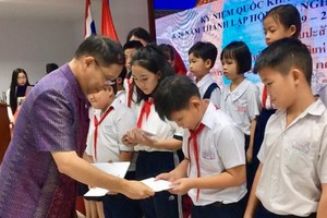 泰國駐本市總領事向學生頒發獎學金。