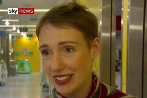 心臟停跳 6 小時後「起死回生」的奧黛莉·舒曼接受採訪。（圖片來源：英國天空電視台視頻截圖）