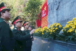 吳春歷大將（中）和工作團前往探訪陳興道森林特級國家遺跡區並虔誠上香、獻花緬懷武元甲大將和越南宣傳解放軍34名戰士。（圖源：越通社）