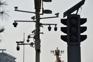 圖為北京天安門廣場上的攝像頭。（圖源：AFP）