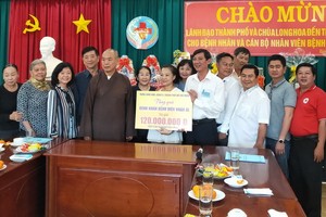 市領導團及龍華寺向醫院贈送禮物及現金。