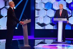 英保守黨（右）與工黨領導人進行大選前電視辯論。（圖源：新華社）