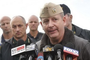 圖為美國官員金瑟拉上校（Capt. Timothy F. Kinsella）向媒體說明案發經過。（圖源：AP）