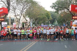 2019 年Techcombank 胡志明市國際馬拉松賽出發前的壯觀場景。（圖源：市黨部新聞網）