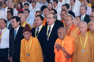 市委書記阮善仁（中）出席紀念儀式。（圖源：越通社）