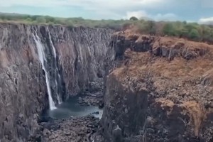 非洲南部遭受世紀最嚴重旱災，造成維多利亞瀑布減緩為細流。（圖源：互聯網）