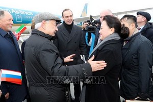 俄羅斯聯邦Tatarstan自治共和國議會主席Mukhametshin 及禮賓部幹部等人親至Kazan機場迎接國會主席阮氏金銀（前右）與越南國會高級代表團。（圖源：越通社）