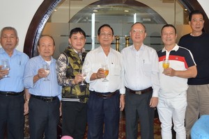 穗城會館理事會與４位藝人合照。