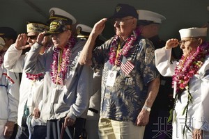 幸存老兵在儀式上敬禮。（圖源：共同社）