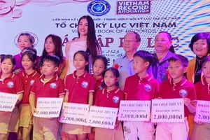 越南小姐陳小薇向學生頒發獎學金。