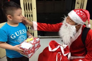 “聖誕老人”上門送禮物勞務受歡迎