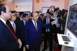 政府總理阮春福（中）與各代表出席啟動儀式。（圖源：互聯網）