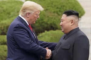 特朗普總統與金正恩六月三十日在板門店握手。（圖源：CNN）