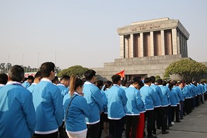 1000名優秀代表於昨(10)日上午前往晉謁胡志明主席陵並舉行報功儀式。（圖源：登海）