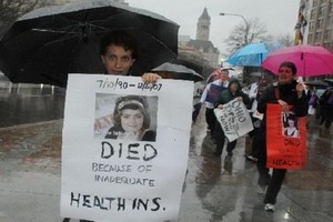 美國醫生冒雨遊行支持眾議院通過醫改法案。（圖源：CNS）