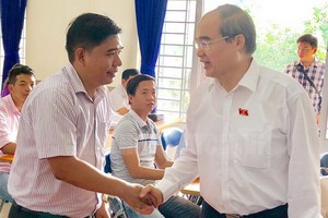 市委書記阮善仁（右）與選民親切交談。（圖源：市黨部新聞網）