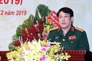 越南人民軍總政治部主任梁強大將在議會上發言。（圖源：越通社）