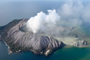 新西蘭懷特島火山 9日突然噴發，已致6死，8人失蹤，另有30人受傷。（圖源：CNN）
