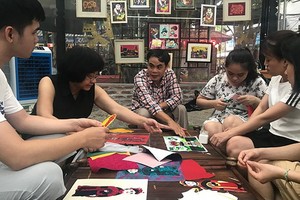 “碎布藝術”合作社黎越強（左三）指引學員拼製布畫。