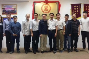 中國廣東工信廳代表團與本市投資的廣東籍企業家合照。