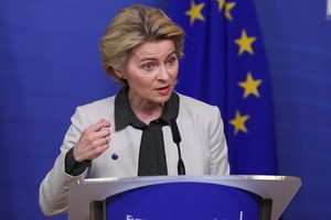 歐盟委員會主席馮德萊恩在新聞發布會上公佈“歐洲綠色協議”。（圖源：越通社）