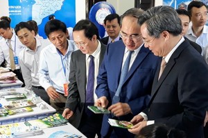 市委書記阮善仁（右二）參觀會議上的旅遊展位。（圖源：越通社）