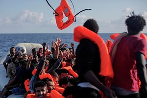 國際移民組織新聞處：自年初以來，共有10多萬名移民、難民橫跨地中海進入歐洲，其中1246人在途中喪生。（圖源：AFP）