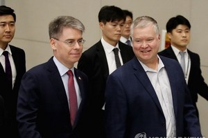 美國國務院對朝政策特別代表、副國務卿被提名人斯蒂芬‧比根（右）15日飛抵韓國。（圖源：韓聯社）