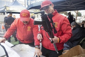 警方整理回收的槍枝。（圖源：互聯網）