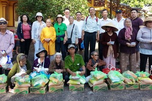 慈善團同獲贈禮物的部分當地清貧視障人士合照。