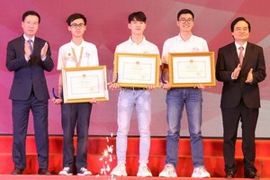 中央宣教部長武文賞（左一）向第一名得獎者頒發獎項。（圖源：雲英）