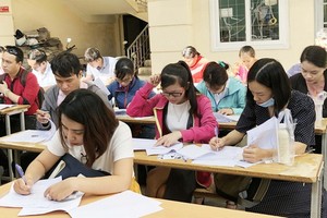 勞工辦理手續享失業津貼。