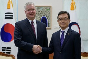 圖為12月16日韓國外交部第一次官趙世暎（右）與美國國務院對朝政策特別代表比根會面。（图源：路透社）