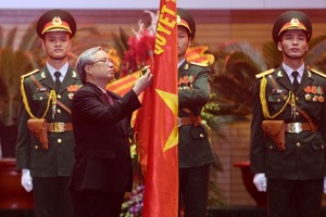 黨中央書記處常務書記陳國旺向越南人民軍總政治部授予一等捍衛祖國勳章。（圖源：楊江）