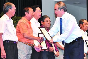 市委書記阮善仁向持有出色模式代表頒發獎狀。（圖源：越勇）