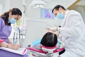 Elite Dental 為客戶植牙。