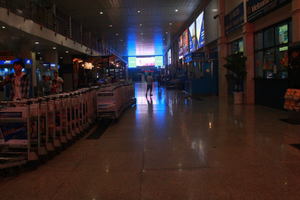 新山一機場T2國際航站樓今日凌晨2時35分突然停電，導致機場照明系統、無線網停止活動，大廳區域及行李托運區域乘客往來有點混亂。（圖源：孟豐）