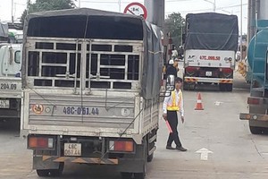 因部分貨車司機拒絕交費並停車堵路抗議，造成 26號國道上的伊雅達收費站附近的交通堵塞。