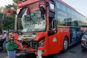 事故現場的肇事芳莊客車駕駛室嚴重損壞。（圖源：秋莊）
