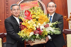 市委書記阮善仁（右）接見總主教阮能。（圖源：越勇）