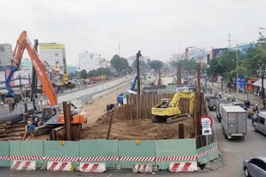 安霜交通樞紐工程施工，致往來的車輛行駛不便。（圖源：安輝）