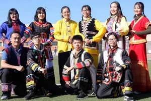 市人文社科學大學東方學系師生合影。