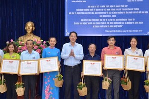 組委會向多個集體、宗教單位出色模式頒發獎狀。