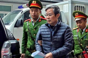 法警將阮北山押送到法院。（圖源：南陳）