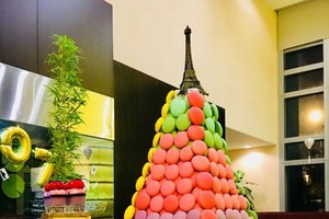 美爵酒店以馬卡龍餅拼成的聖誕樹。