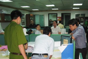 職能力量對某一公司就電腦軟件著作權進行檢查。（示意圖源：田升）