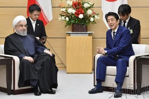 日本首相安倍晉三（右）與伊朗總統魯哈尼舉行會談。（圖源：共同社）