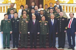 政府總理阮春福與各國國防部和軍隊領導合影。（圖源：越通社）