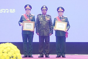 柬埔寨國防部長狄班大將（中）向吳春歷大將（右）、梁強大將頒授一等友誼勳章。（圖源：紅玻）