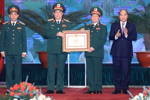阮春福總理（右一）見證國防部領導獲頒授一等軍功勳章。（圖源：越通社）